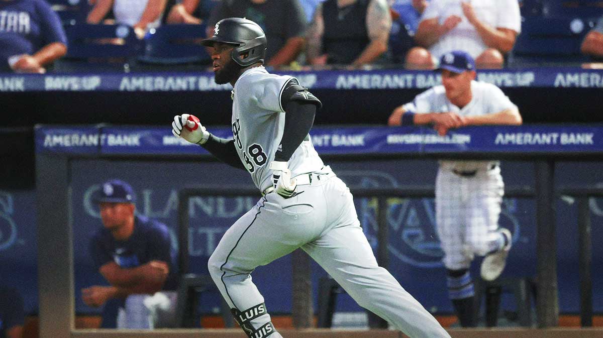 Luis Robert Jr. out of White Sox lineup amid trade rumors