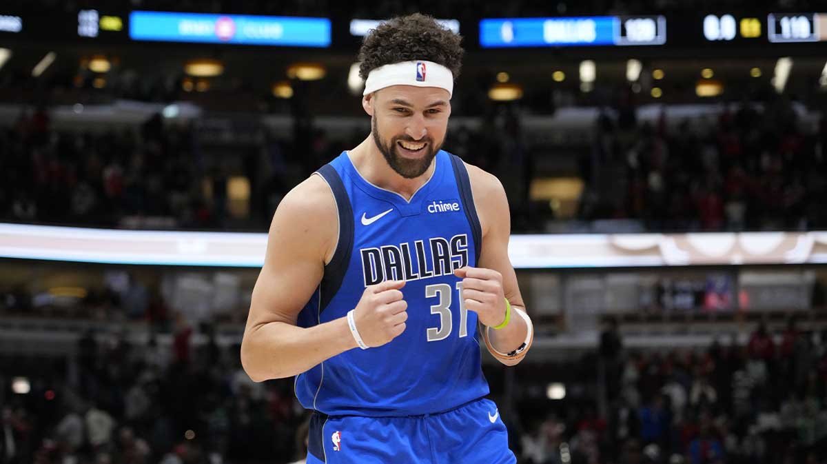 Dallas Mavericks guard Klay Thompson (31) celebrates his team’s win against the Chicago Bulls at United Center.