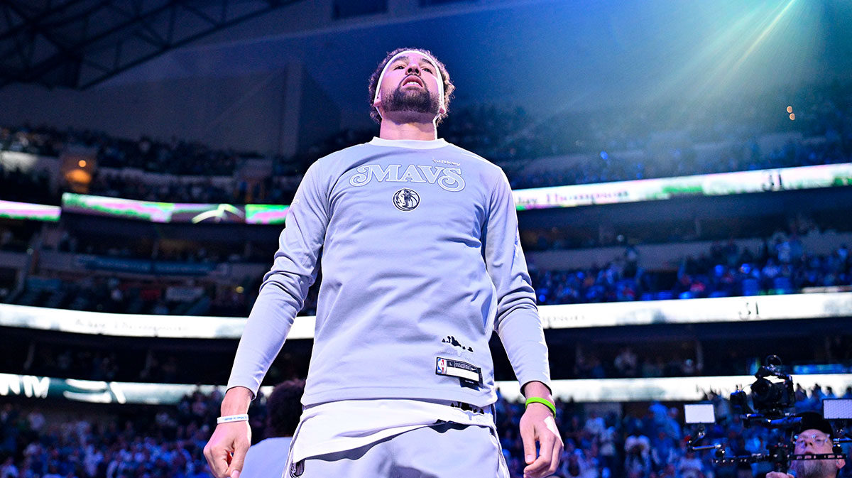 Dallas Mavericks guard Klay Thompson (31) is introduced before the game against the Toronto Raptors at the American Airlines Center.