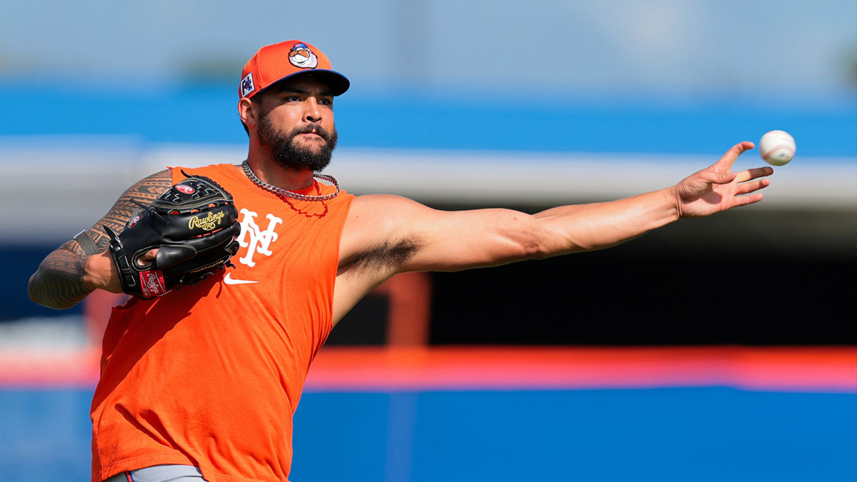 New York Mets starting pitcher Sean Manaea (59) plays catch during a spring training workout at Clover Park.