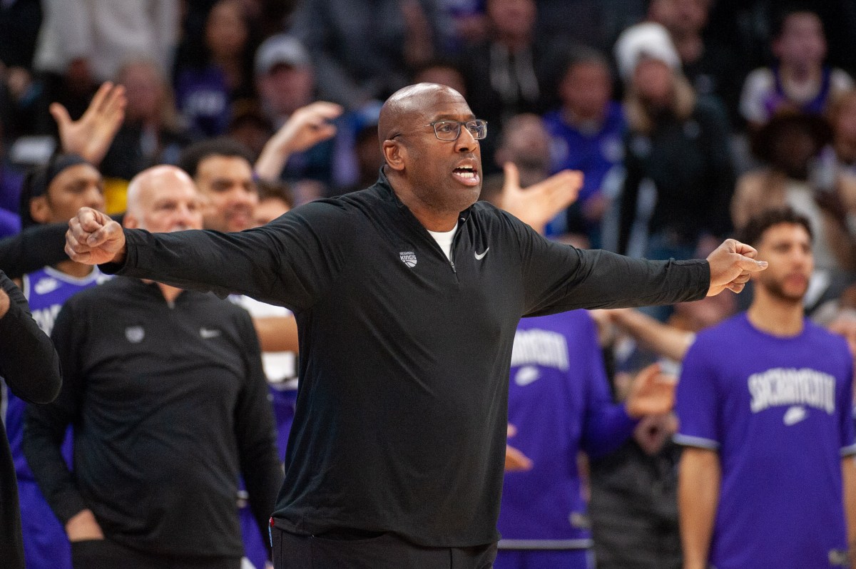 Sacramento Kings head coach Mike Brown calls for a foul during the fourth quarter of the game against the Los Angeles Lakers at Golden 1 Center.