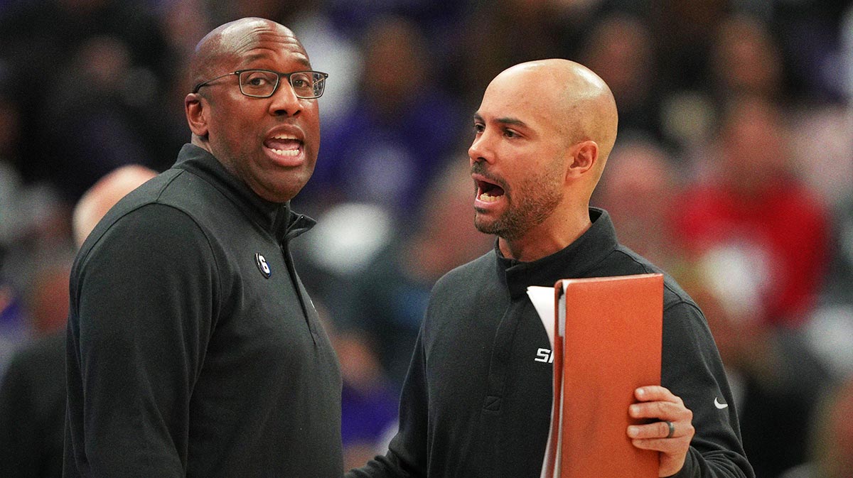 Sacramento Kings head coach Mike Brown (left) and assistant coach Jordi Fernandez (right) talk during the fourth quarter against the Utah Jazz at Golden 1 Center.