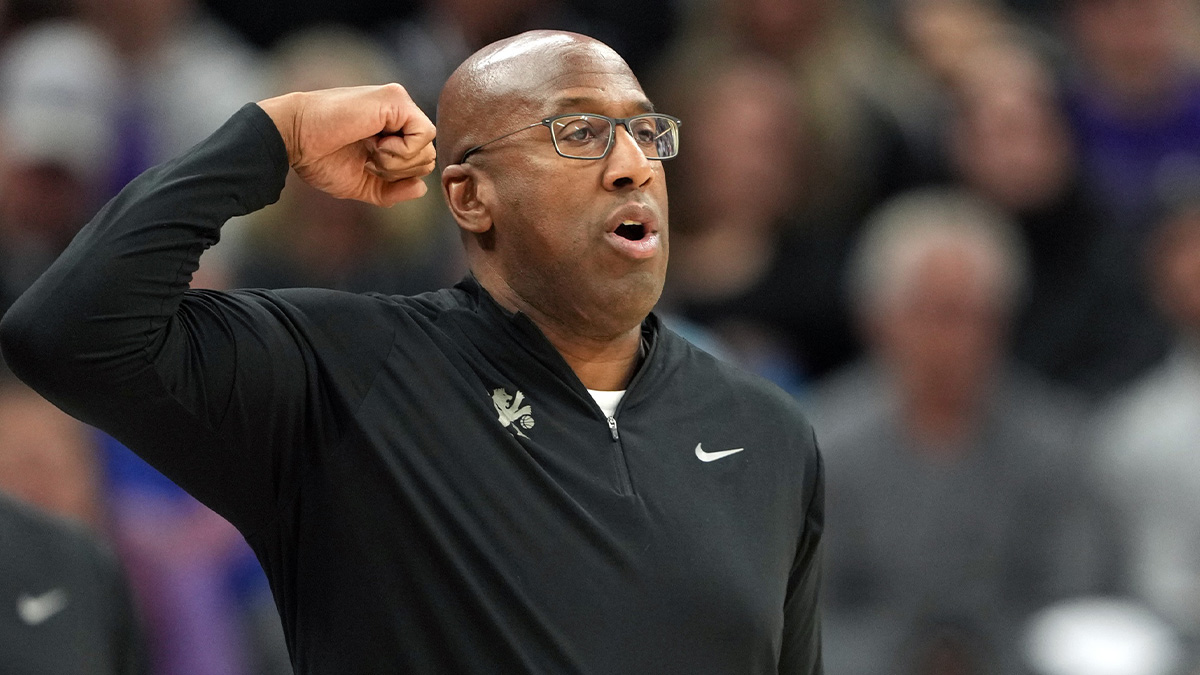 Sacramento Kings head coach Mike Brown gestures during the first quarter against the Utah Jazz at Golden 1 Center.