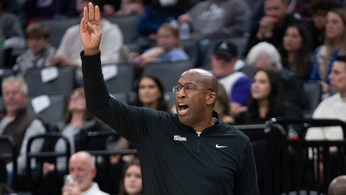 Sacramento Kings head coach Mike Brown signals during the third quarter against the Utah Jazz at Golden 1 Center.