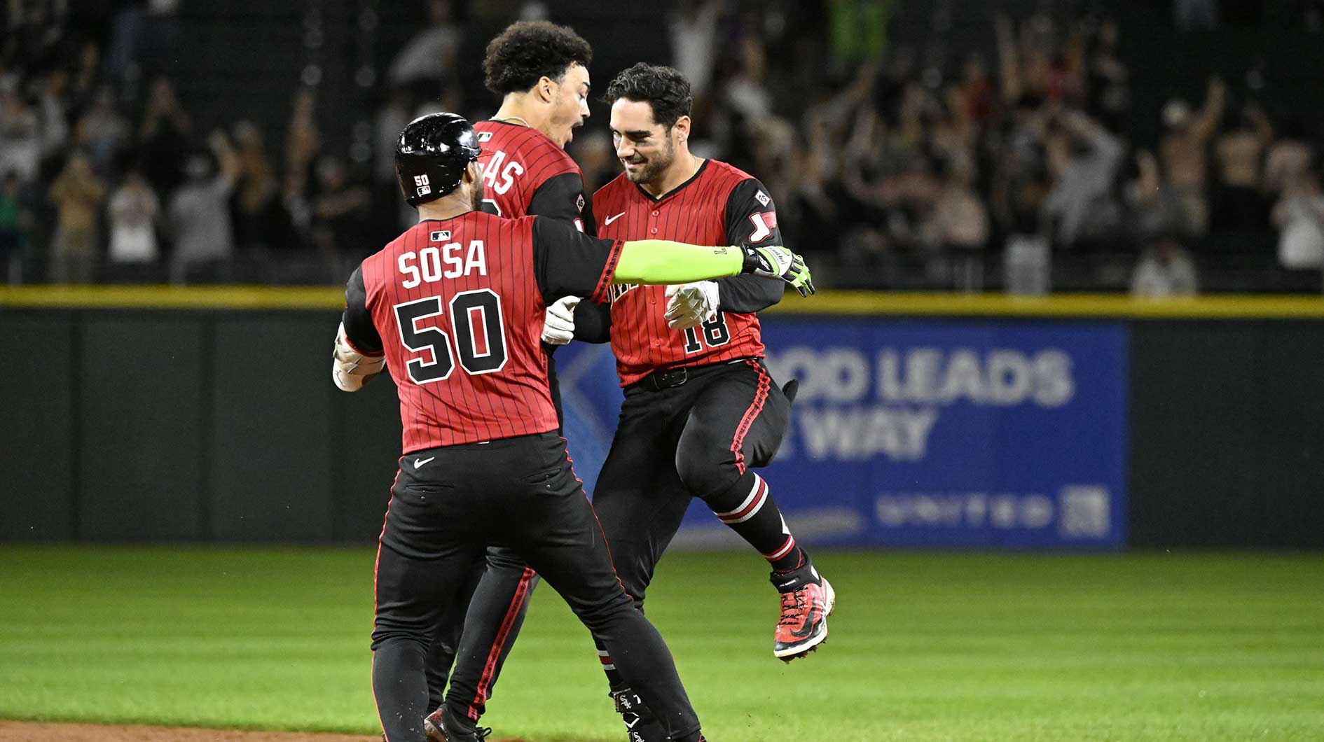 White Sox OF Mike Tauchman walks off Guardians with swinging bunt