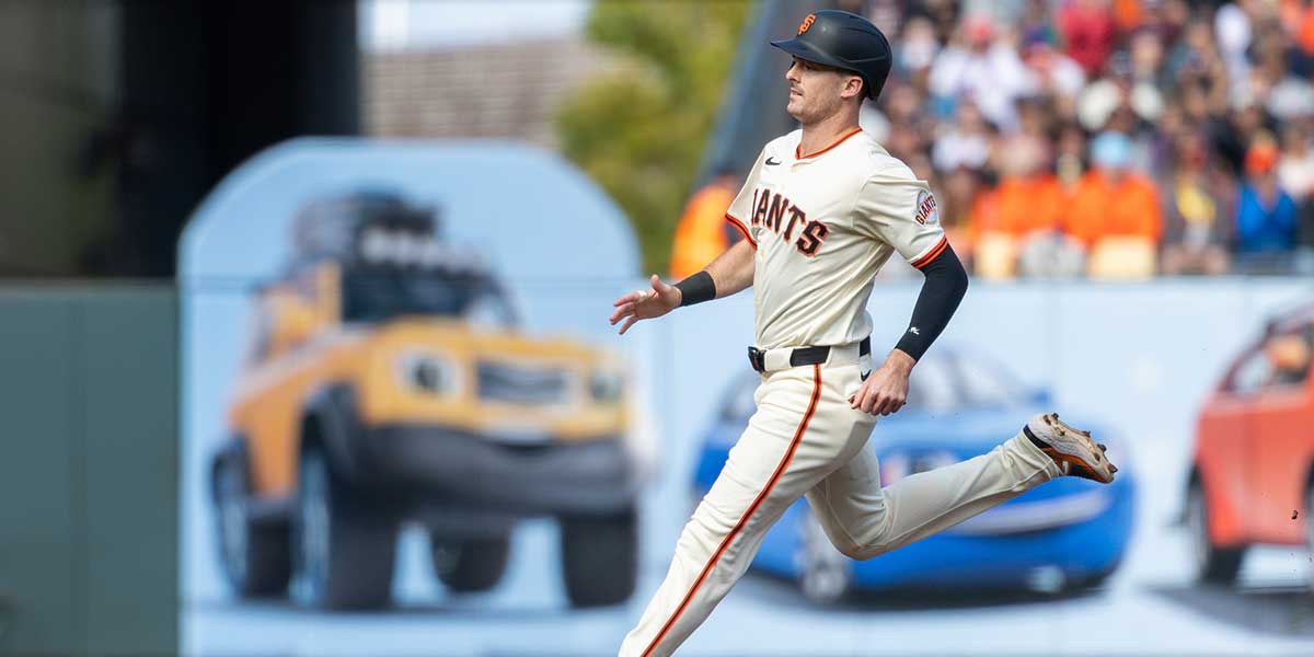 San Francisco Giants outfielder Mike Yastrzemski (5) advances to third on a base hit by first baseman Dominic Smith (7) during the second inning against the New York Mets at Oracle Park.