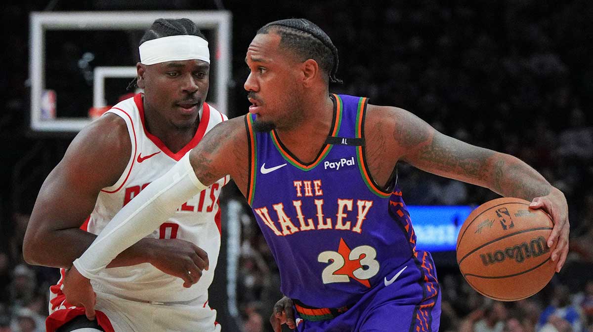 Phoenix Suns guard Monte Morris (23) drives on Houston Rockets forward Jae'Sean Tate (8) in the first half at Footprint Center.