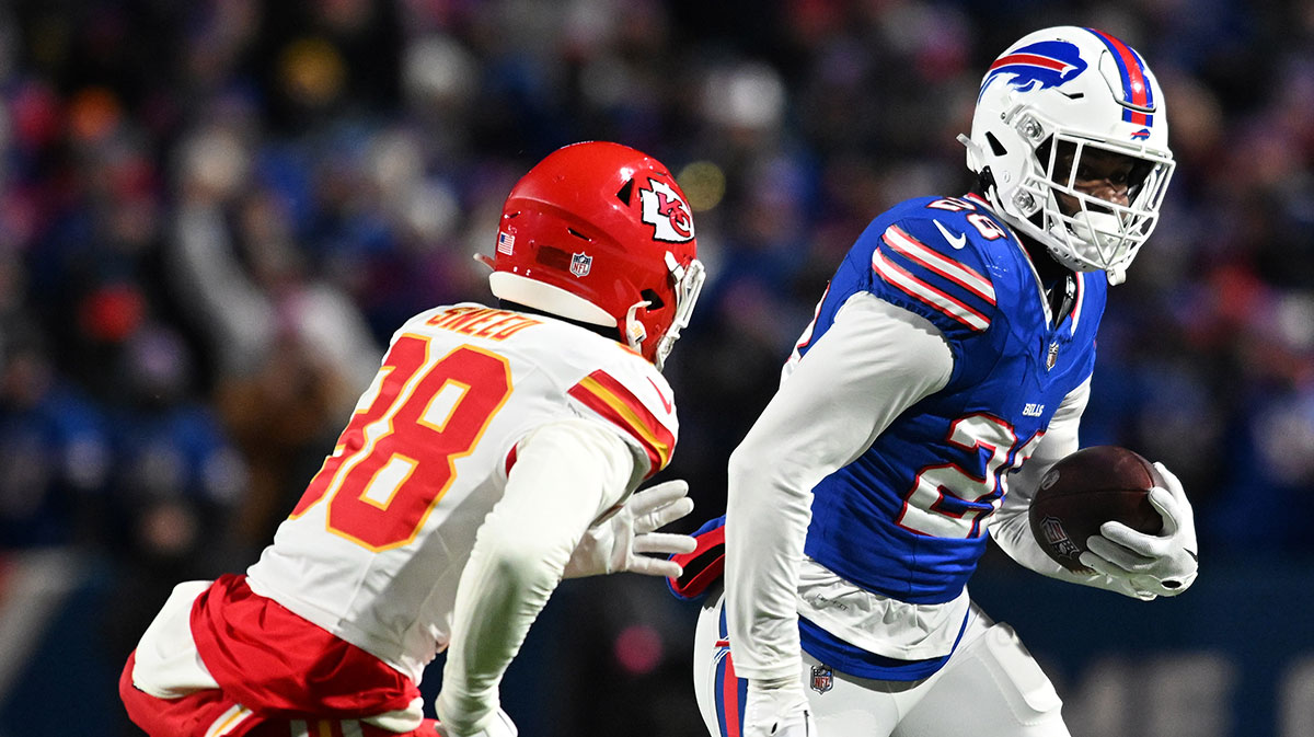 Buffalo Bills running back Latavius Murray (28) rushes the ball against Kansas City Chiefs cornerback L'Jarius Sneed (38)in the first half of the 2024 AFC divisional round game at Highmark Stadium.