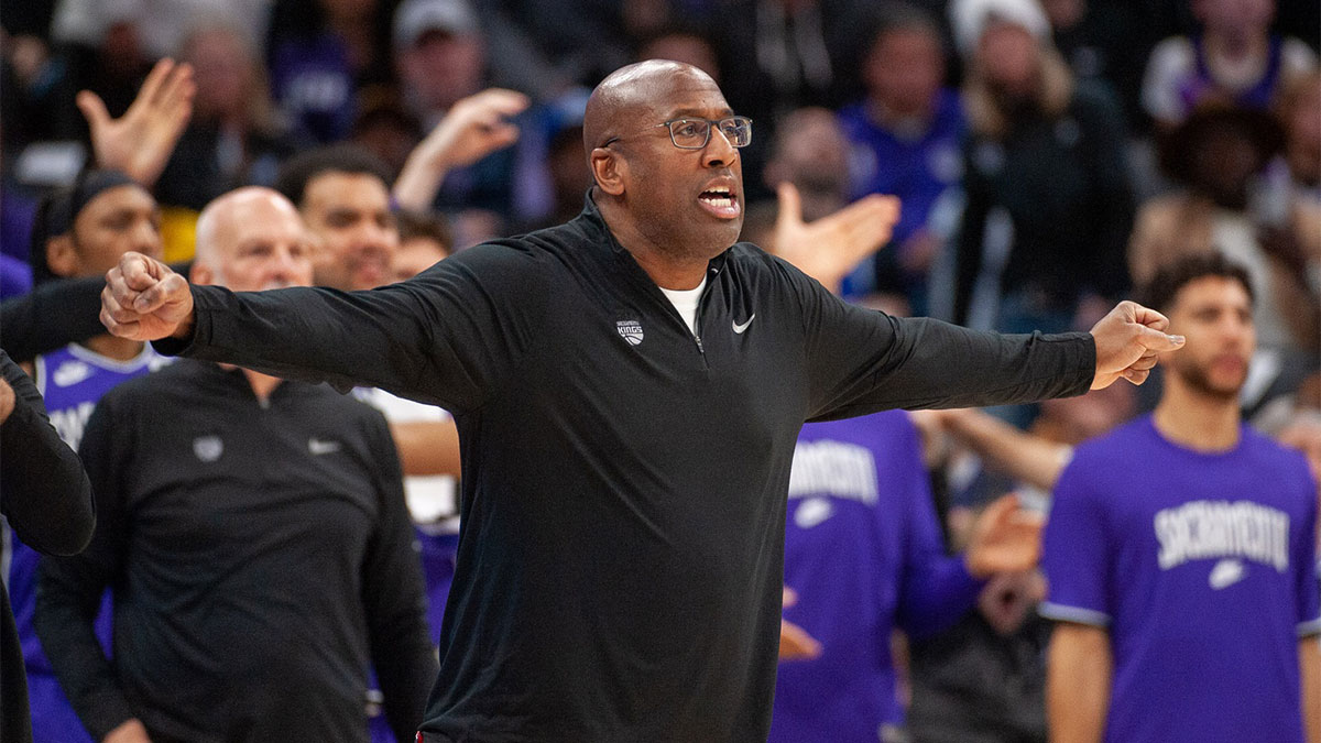 Sacramento Kings head coach Mike Brown calls for a foul during the fourth quarter of the game against the Los Angeles Lakers at Golden 1 Center.