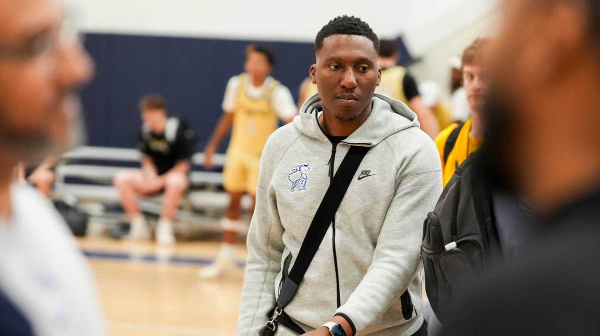 University of Memphis assistant coach Nolan Smith walks from one court to another