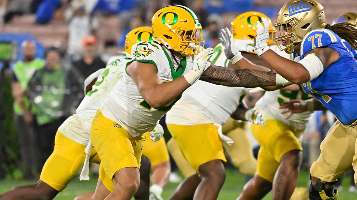 Oregon Ducks defensive end Matayo Uiagalelei (10) and UCLA Bruins offensive lineman Jaylan Jeffers (77) battle at the line of scrimmage during the fourth quarter at Rose Bowl. Mandatory Credit: Robert Hanashiro-Imagn Images