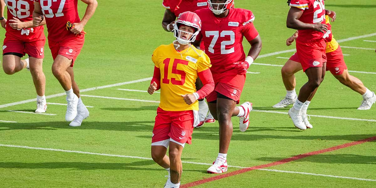 Chiefs' Patrick Mahomes highlights 2 young stars in training camp