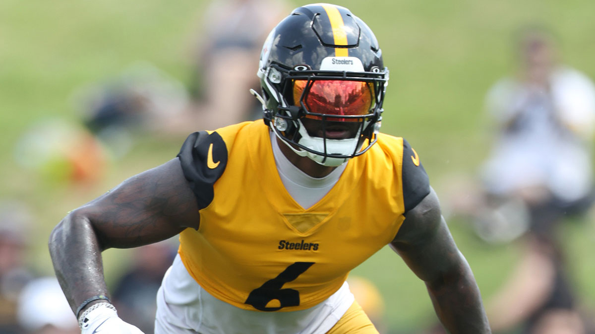 Pittsburgh Steelers linebacker Patrick Queen (6) participates in drills during training camp at Saint Vincent College.