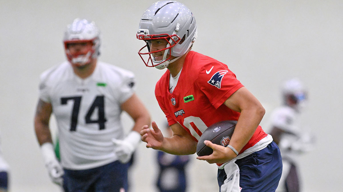 New England Patriots quarterback Drake Maye (10) runs the ball during minicamp held in the WIN Field House at Gillette Stadium.