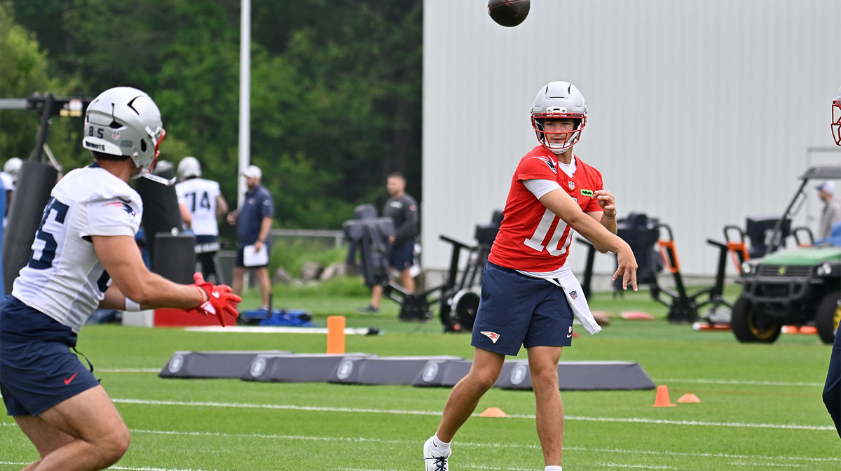 New England Patriots quarterback Drake Maye (10) throws a pass to tight end Hunter Henry (85) during minicamp at Gillette Stadium.