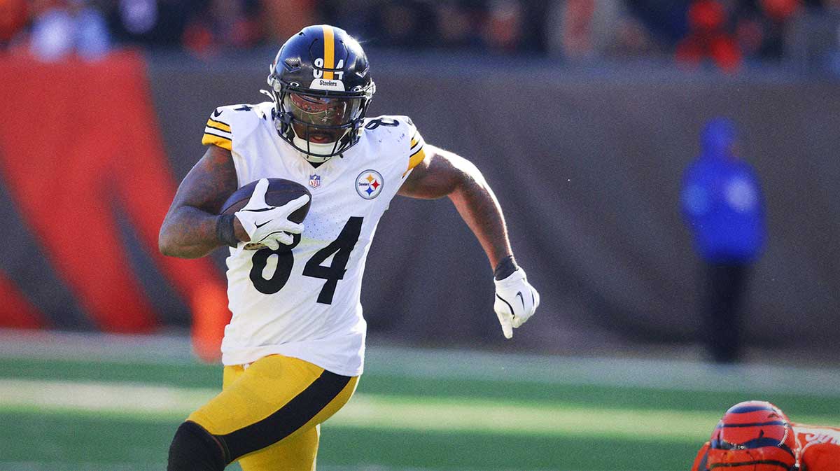 Pittsburgh Steelers running back Cordarrelle Patterson (84) runs the ball during the first quarter against the Cincinnati Bengals at Paycor Stadium.
