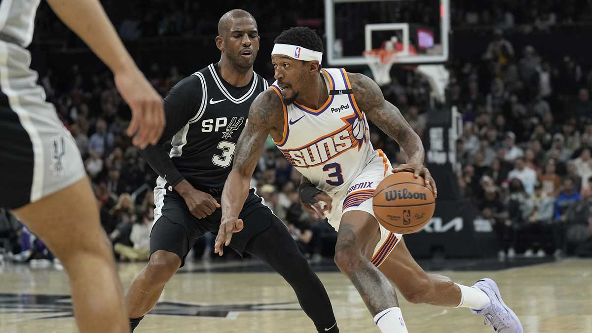 Phoenix Suns guard Bradley Beal (3) drives to the basket against San Antonio Spurs guard Chris Paul (3) during the first half the San Antonio Spurs at Moody Center.