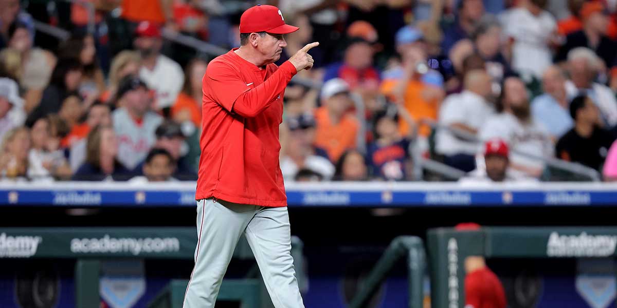 Philadelphia Phillies manager Rob Thomson (59) signals for a new pitcher against the Houston Astros during the seventh inning at Daikin Park. Santillan