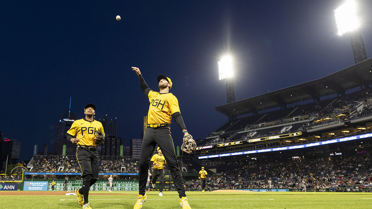 Pirates fan dazzles in facial hair face-off with Clemente Bridge tribute