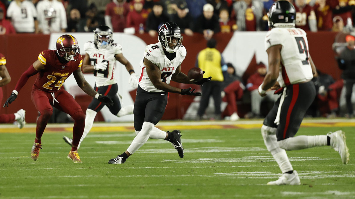 Atlanta Falcons tight end Kyle Pitts (8) catches a pass from Falcons quarterback Michael Penix Jr. (9) as Washington Commanders cornerback Michael Davis (24) defends during the fourth quarter at Northwest Stadium.