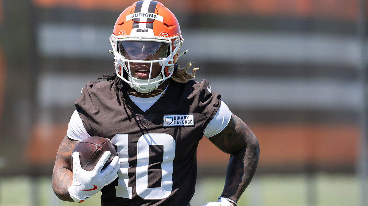 Cleveland Browns running back Quinshon Judkins (10) runs with the ball during rookie minicamp at CrossCountry Mortgage Campus.