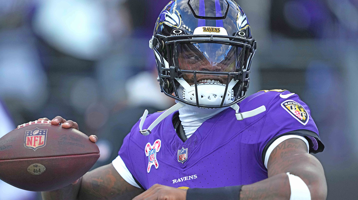Baltimore Ravens quarterback Lamar Jackson (8) warms up prior to the game against the Pittsburgh Steelers at M&T Bank Stadium.