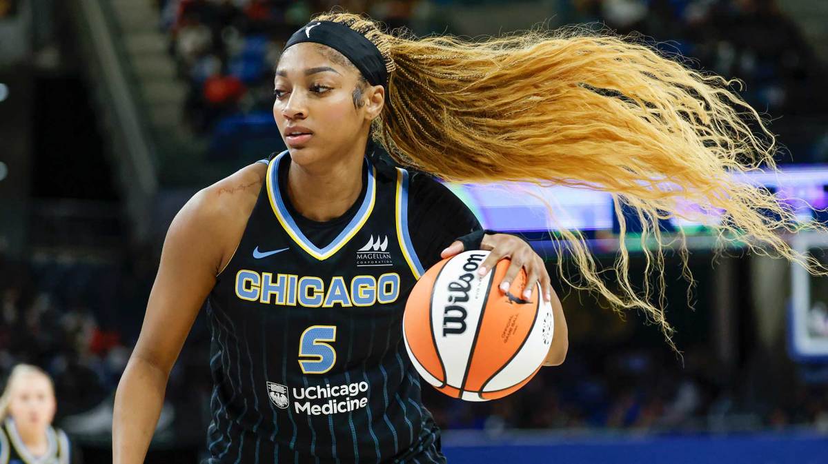 Chicago Sky forward Angel Reese (5) drives to the basket against the Dallas Wings during the second half of a WNBA game at Wintrust Arena.