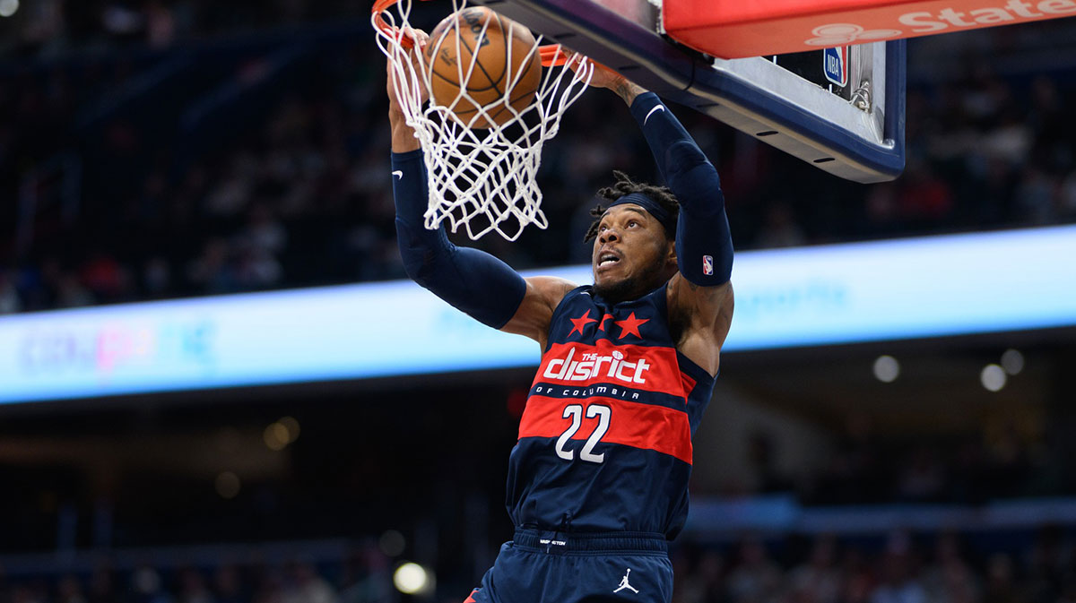 Washington Wizards forward Richaun Holmes (22) dunks the ball during the first quarter against the San Antonio Spurs