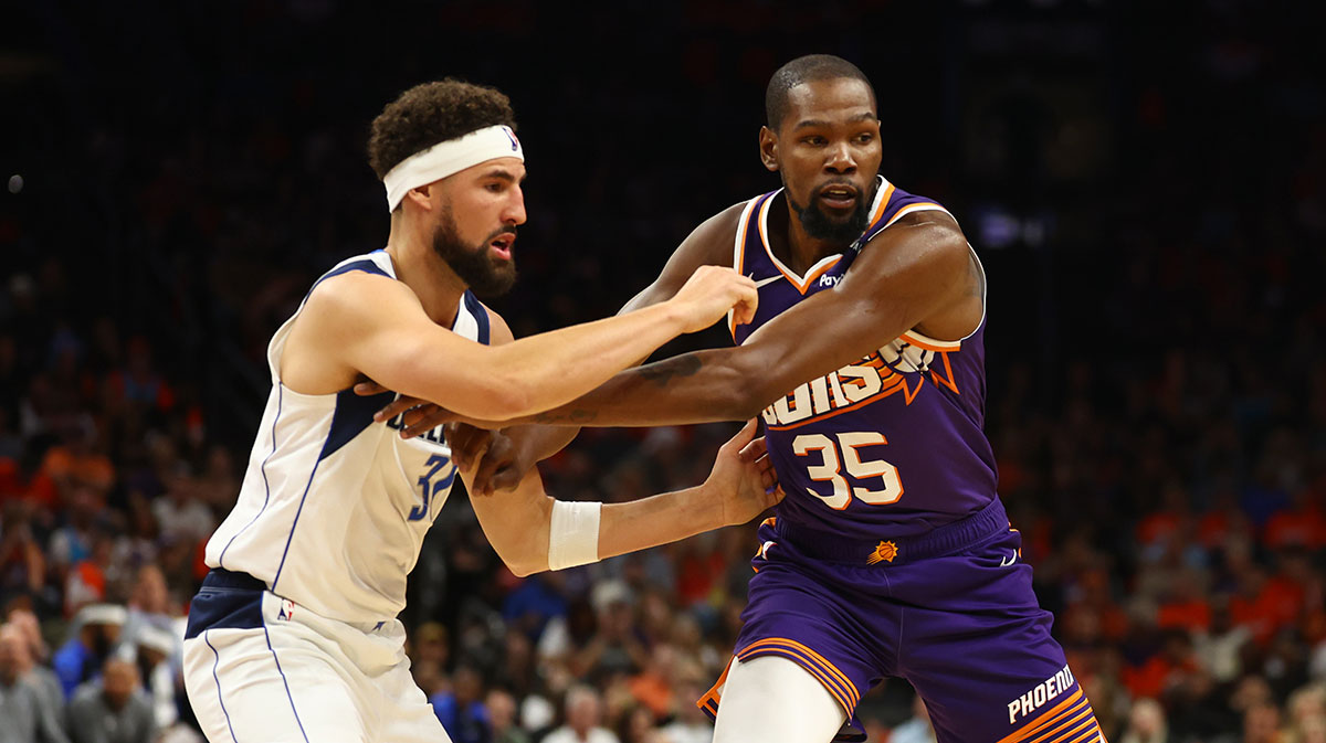 Phoenix Suns forward Kevin Durant (35) against Dallas Mavericks guard Klay Thompson (31) in the first half of the home opener at Footprint Center.