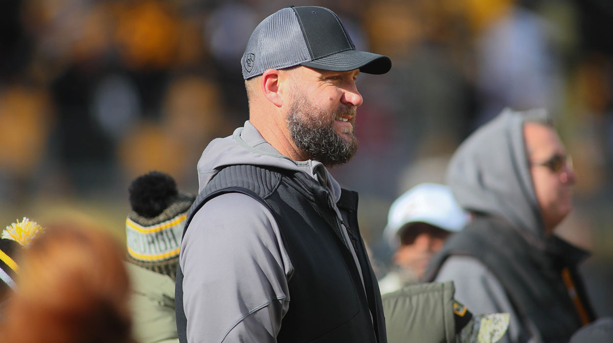 Former Pittsburgh Steelers quarterback Ben Roethlisberger watches the Steelers warm up from the sidelines prior to the start of the game against the New Orleans Saints at Acrisure Stadium in Pittsburgh, PA on November 13, 2022. Pittsburgh Steelers Vs New Orleans Saints Week 10