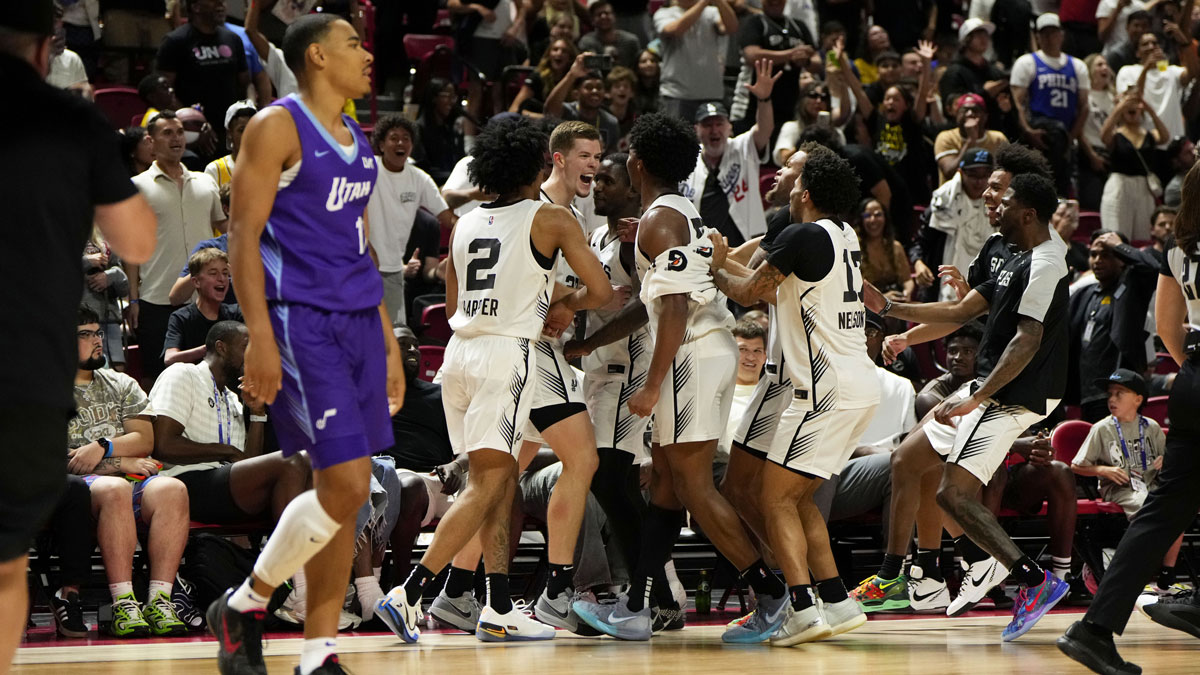 San Antonio Spurs forward Riley Minix (27) celebrates with teammates after scoring against the Utah Jazz during overtime in a NBA basketball game at the Thomas & Mack Center.