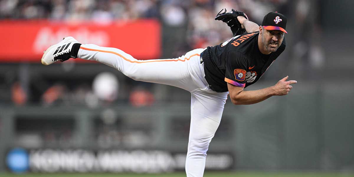San Francisco Giants starting pitcher Justin Verlander (35) throws against the Pittsburgh Pirates during the fourth inning at Oracle Park.