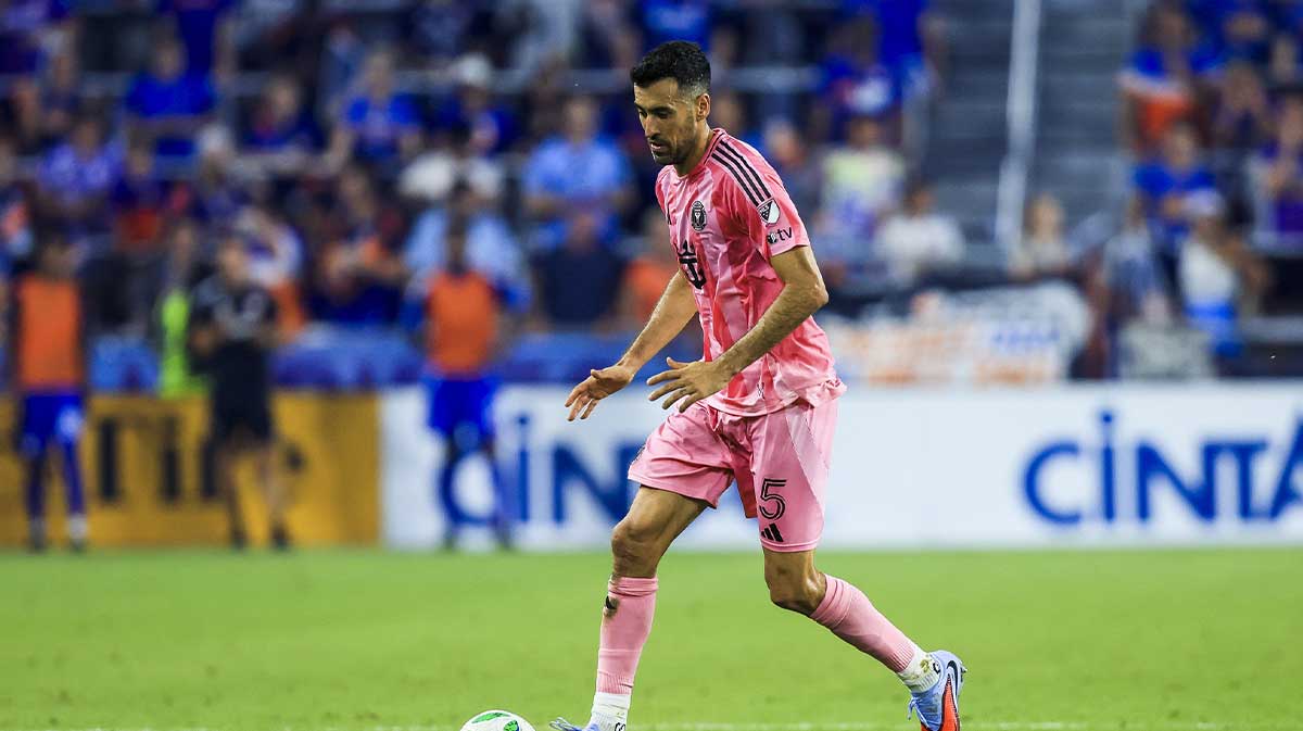 Inter Miami CF midfielder Sergio Busquets (5) dribbles against FC Cincinnati in the second half at TQL Stadium.