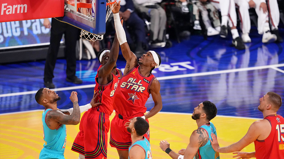 Chuckís Global Stars guard Shai Gilgeous-Alexander (2) of the Oklahoma City Thunder reaches for the ball against Shaqís OGs during the 2025 NBA All Star Game at Chase Center.