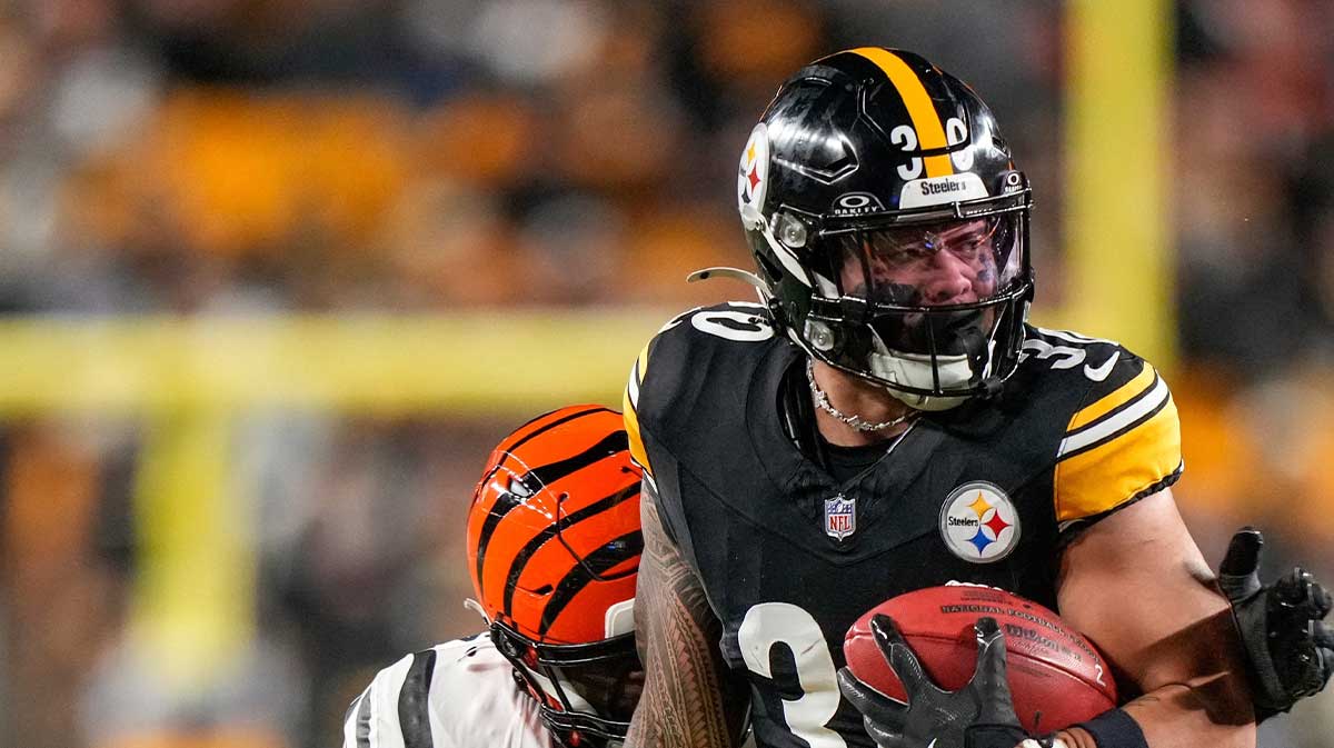 Pittsburgh Steelers running back Jaylen Warren (30) returns a kick in the first quarter of the NFL Week 18 game between the Pittsburgh Steelers and the Cincinnati Bengals at Acrisure Stadium in Pittsburgh on Saturday, Jan. 4, 2025.
