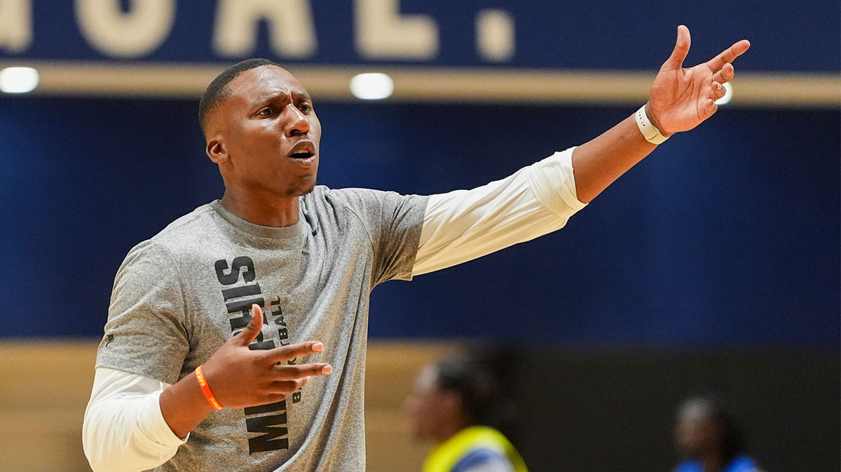 Memphis’ assistant coach Nolan Smith yells directions to player in a drill during a pro day event at the Laurie-Walton Basketball Center at the University of Memphis on Thursday, October 3, 2024.