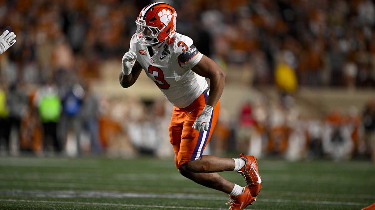Clemson Tigers defensive end T.J. Parker (3) in action during the game between the Texas Longhorns and the Clemson Tigers in the CFP National Playoff First Round at Darrell K Royal-Texas Memorial Stadium.