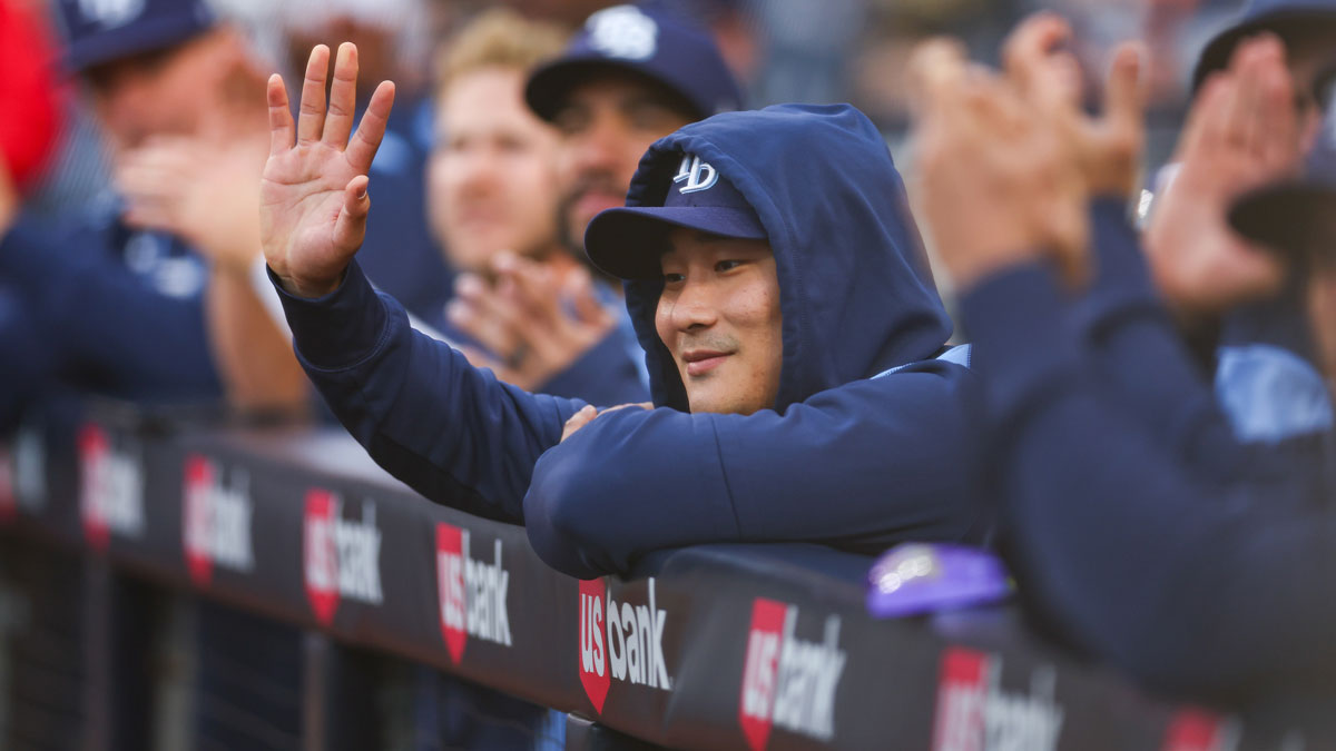 Tampa Bay Rays shortstop Ha Seong Kim (7) waves to the crowd after being recognized during the first inning against the San Diego Padres at Petco Park. Walls
