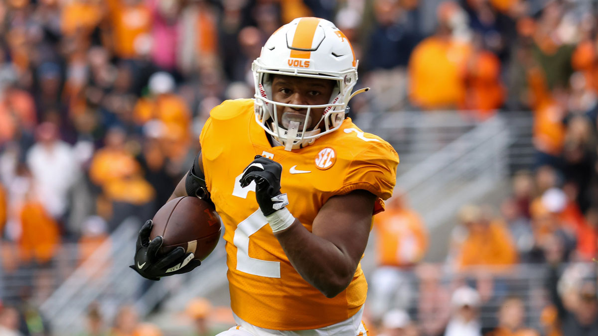 Tennessee Volunteers running back Jabari Small (2) runs for a touchdown against the Missouri Tigers during the first half at Neyland Stadium.