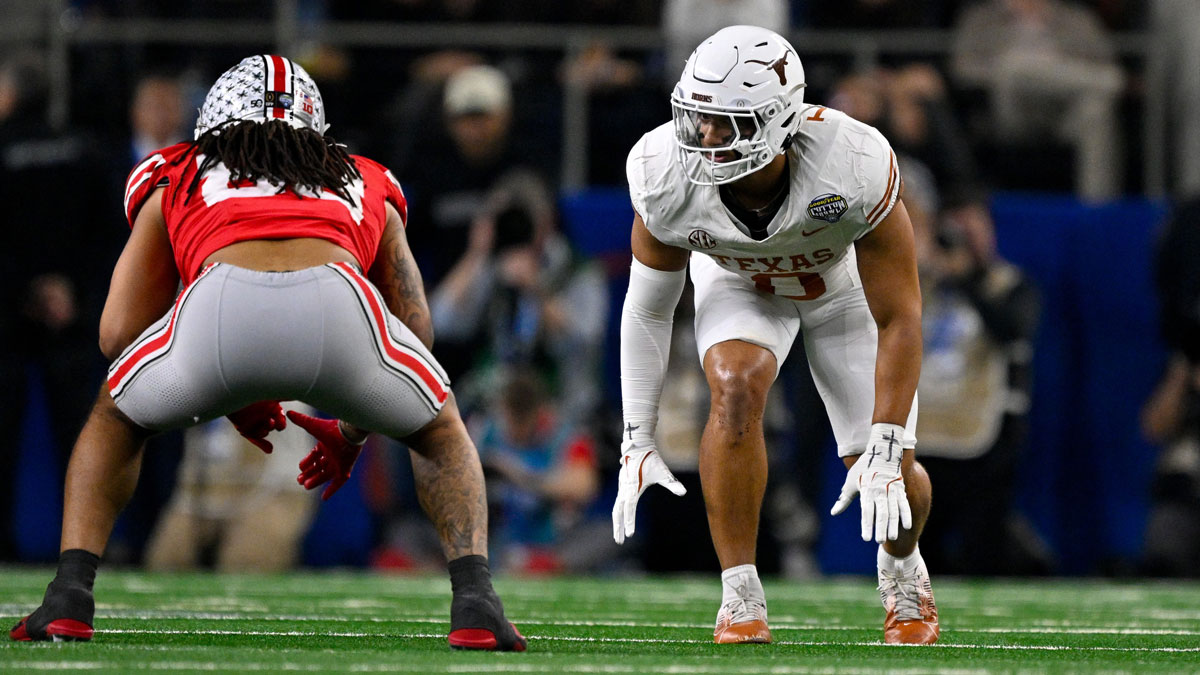 Texas Longhorns linebacker Anthony Hill Jr. (0) in action during the game between the Texas Longhorns and the Ohio State Buckeyes at AT&T Stadium.
