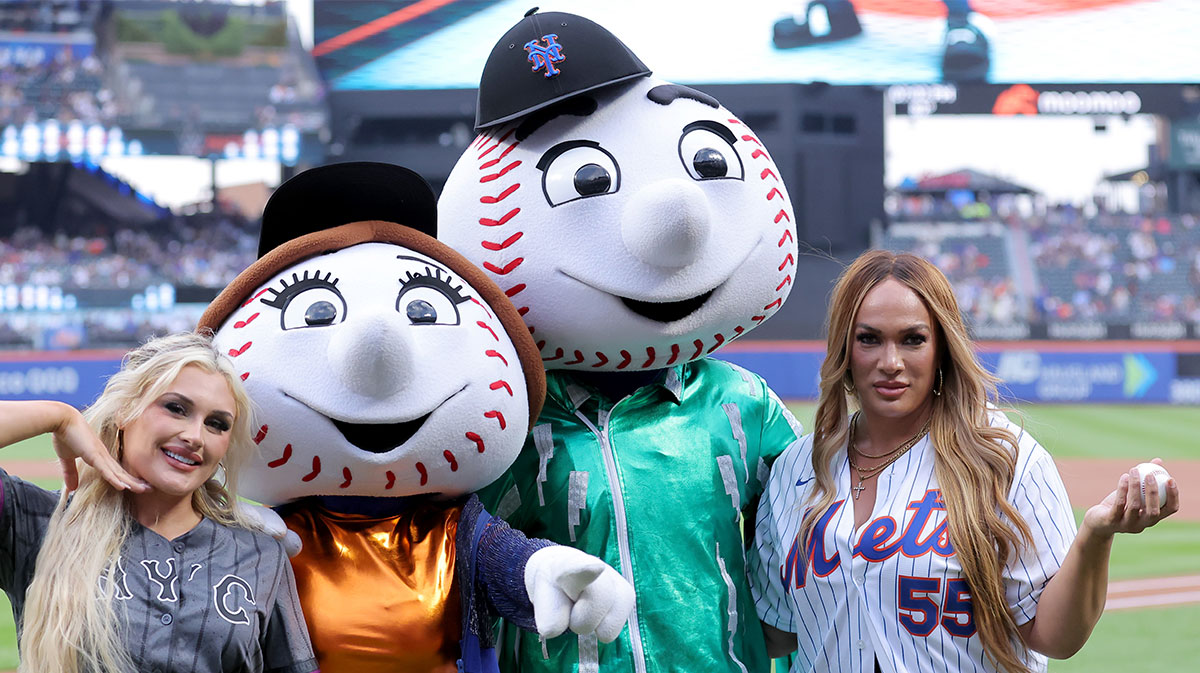 Tiffany Stratton and Nia Jax at a Mets game.