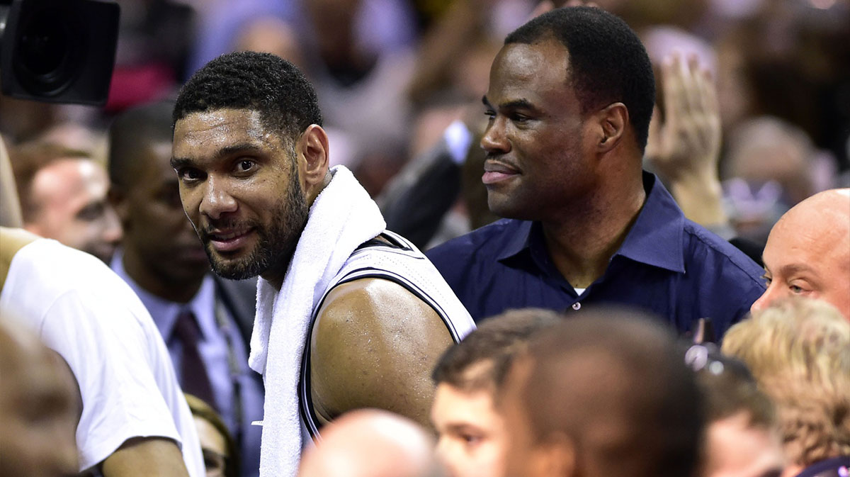 San Antonio Spurs striker Tim Duncan (21) and the former San Antonio Spurs player David Robinson, famous after five games from the 2014 NBA final against Miami Heat at the AT&T Center. The Spurs beat the Heat 104-87 to win the NBA final.