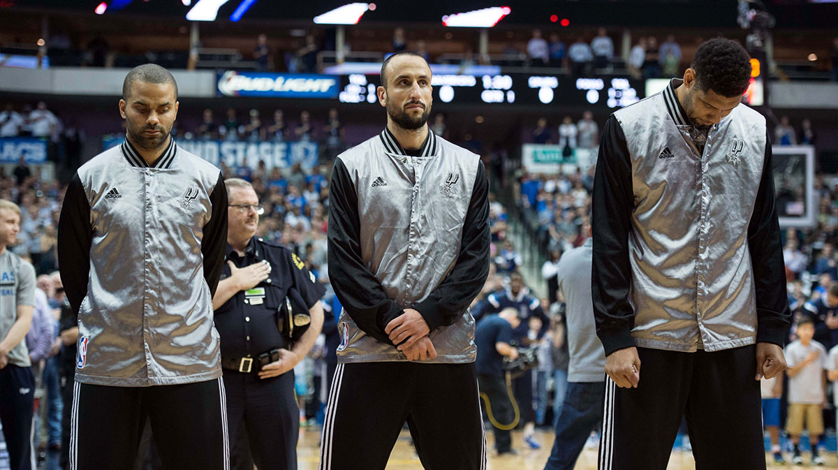 The goalkeeper of San Antonio Spurs Tony Parker (9 years old) and the goalkeeper Manu Ginobili (20) and the striker Tim Duncan (21) are preparing to face the Dallas Mavericks at the American Airlines Center. The Mavericks beat the Spurs 101-94.