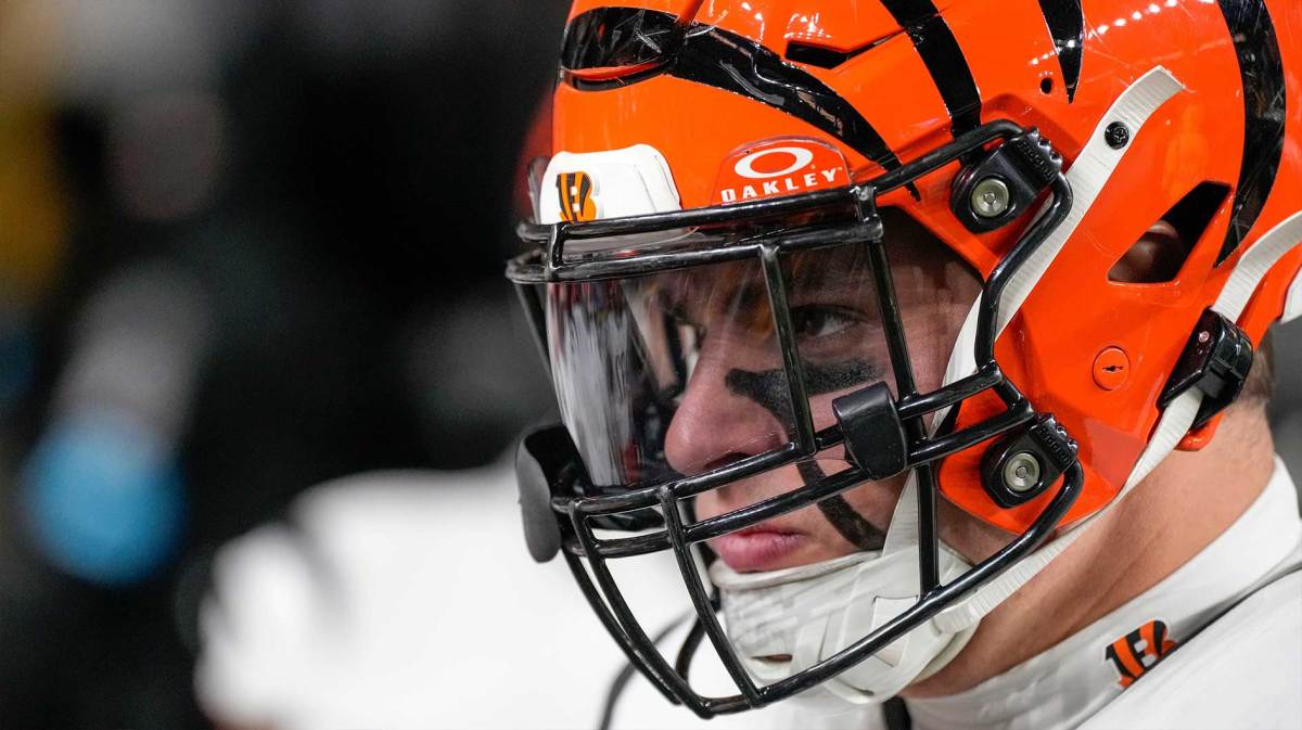 Cincinnati Bengals defensive end Trey Hendrickson (91) takes the field for the first quarter of the NFL Week 18 game between the Pittsburgh Steelers and the Cincinnati Bengals at Acrisure Stadium in Pittsburgh on Saturday, Jan. 4, 2025.
