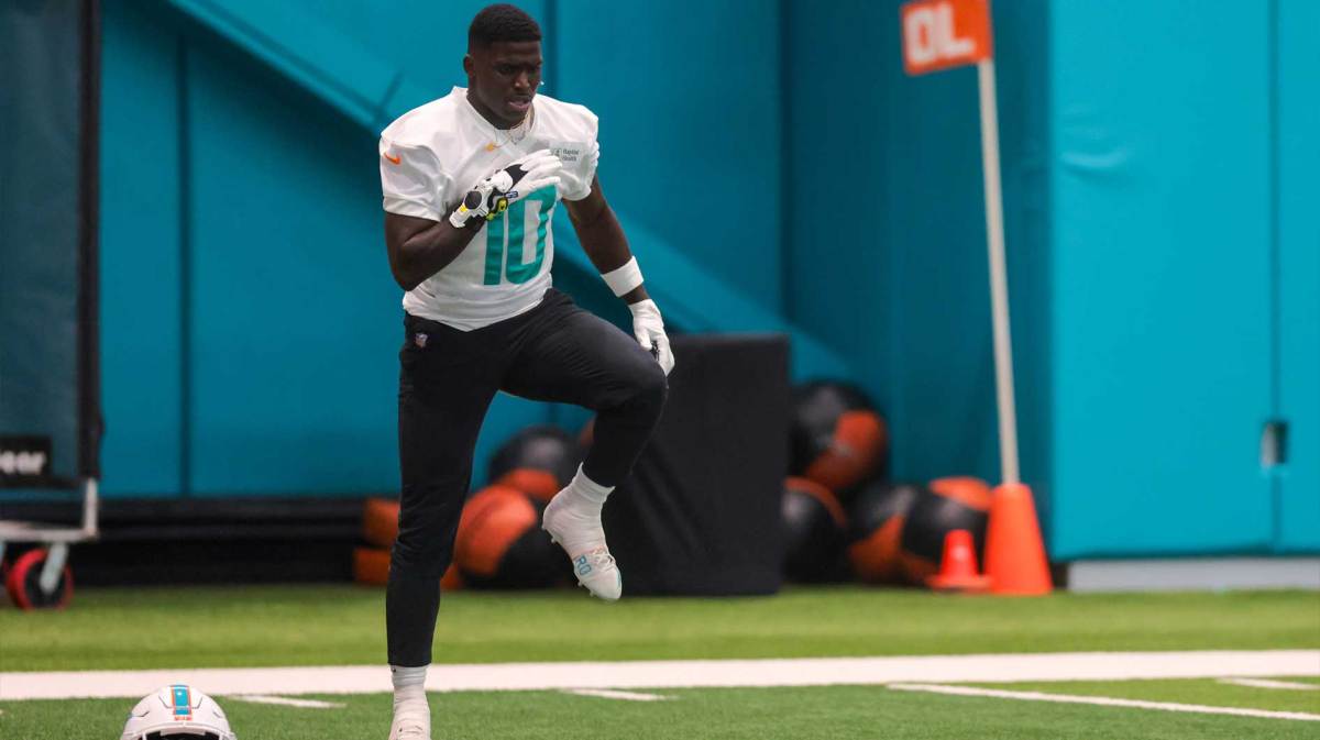 Miami Dolphins wide receiver Tyreek Hill (10) works out during mandatory minicamp at Hard Rock Stadium.