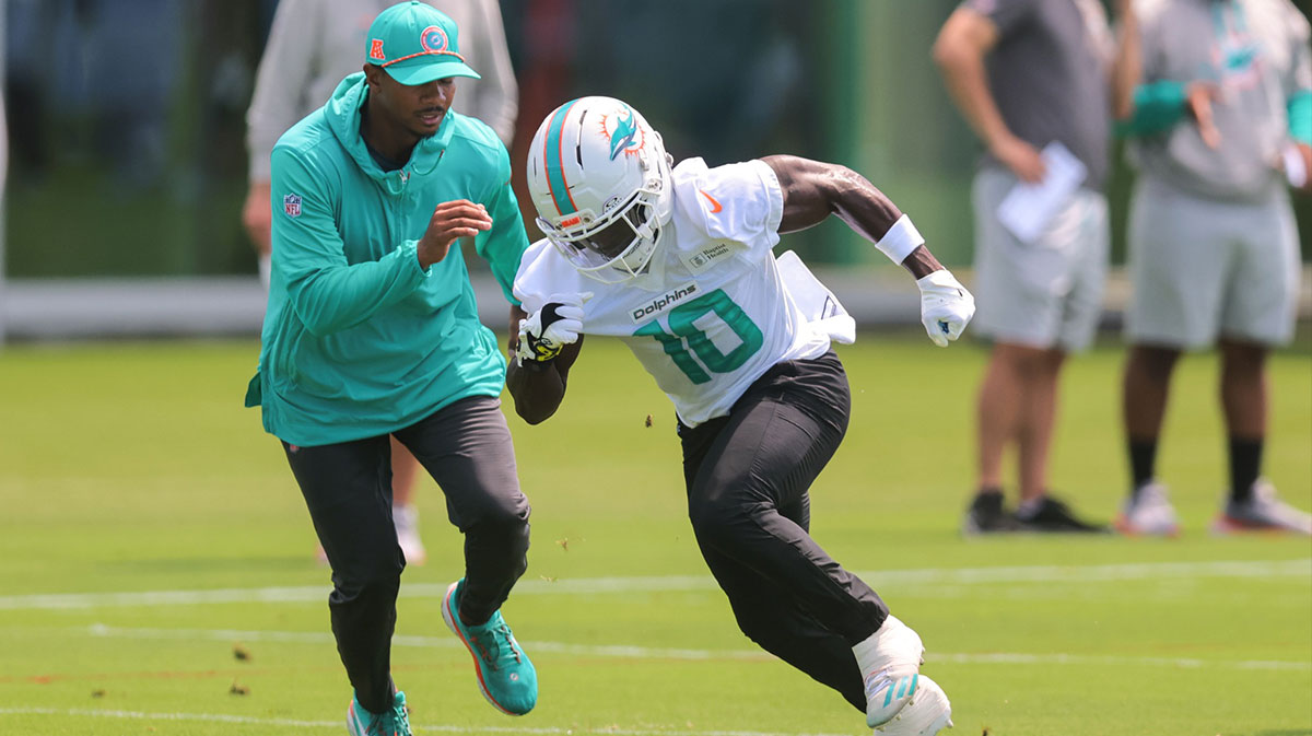 Miami Dolphins wide receiver Tyreek Hill (10) practices during mandatory minicamp