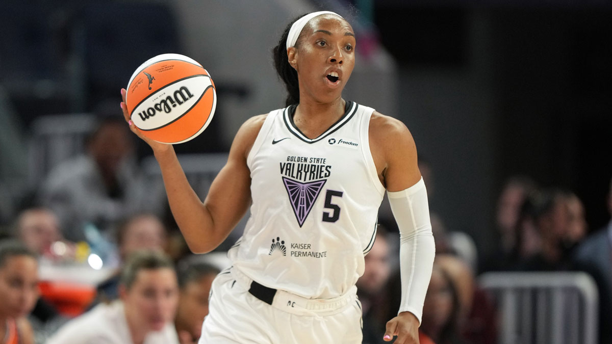 Golden State Valkyries forward Kayla Thornton (5) handles the ball against the Connecticut Sun during the third quarter at Chase Center.