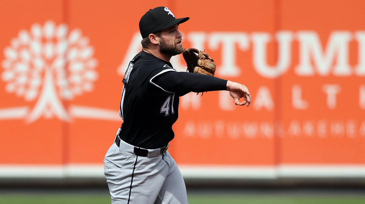 Chicago White Sox third baseman Vinny Capra (41) throws to first for an out during the first inning against the Baltimore Orioles at Oriole Park