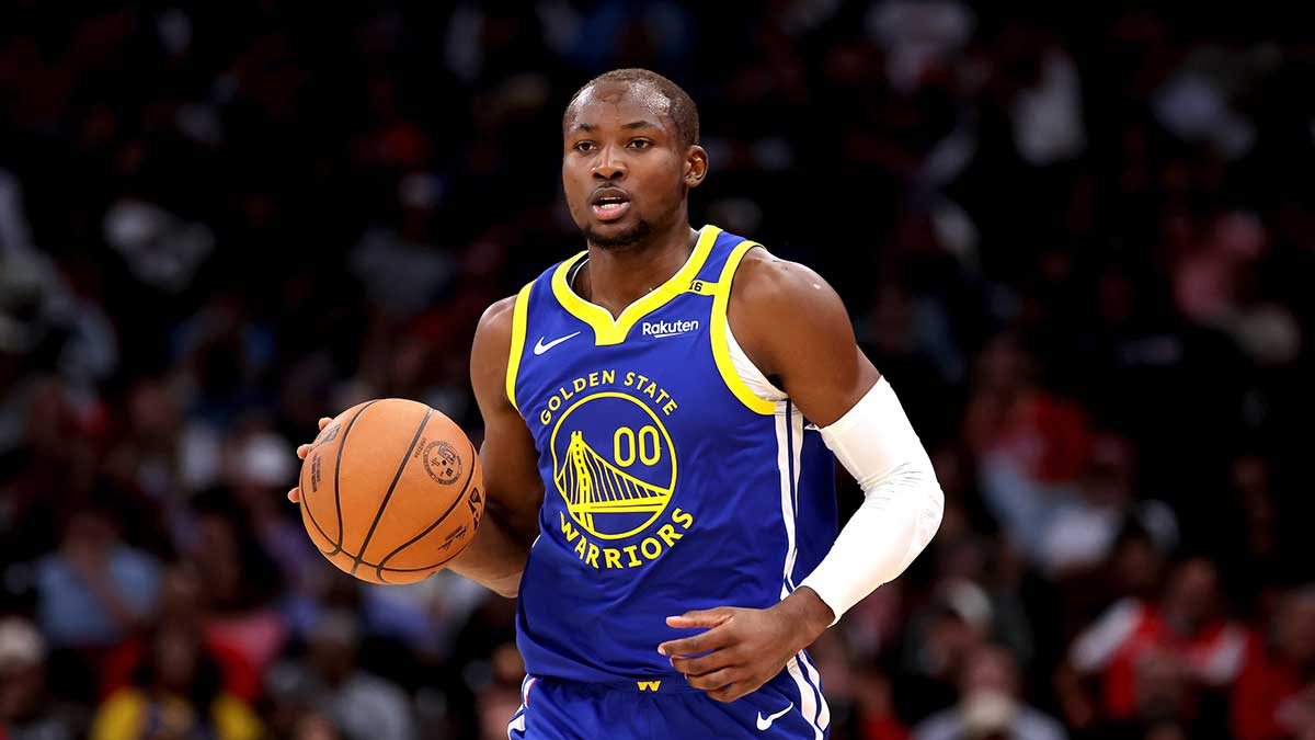Golden State Warriors forward Jonathan Kuminga (00) handles the ball against the Houston Rockets during the second quarter at Toyota Center.