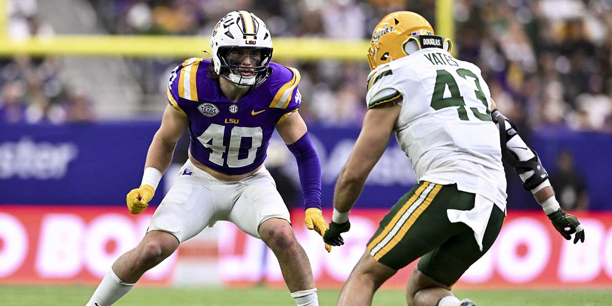 LSU Tigers linebacker Whit Weeks (40) defends in coverage against the Baylor Bears during the first half at NRG Stadium. The Tigers defeat the Bears 44-31.